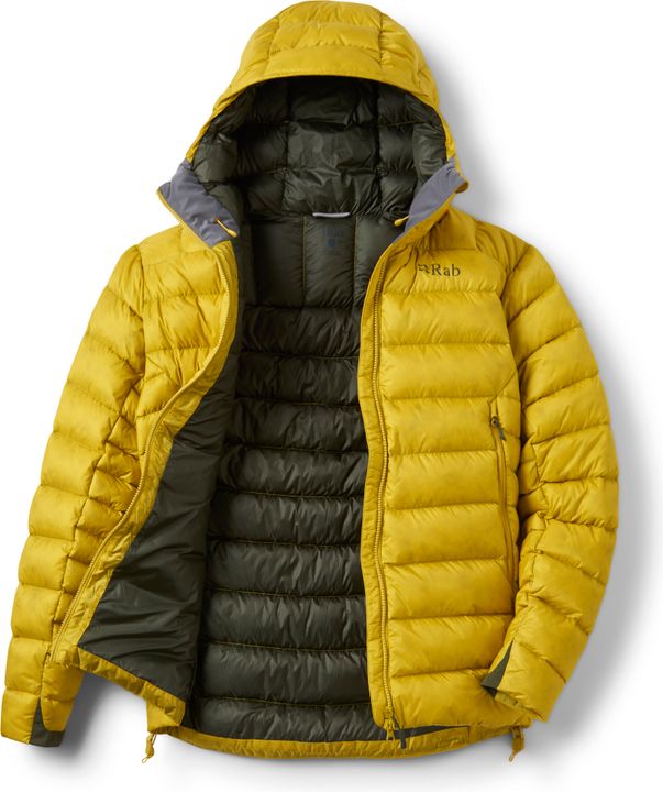 Geöffnete gelbe Daunenjacke Rab Electron Pro Hoody mit Kapuze, innen dunkelgrünes Futter mit quer gesteppten Kammern