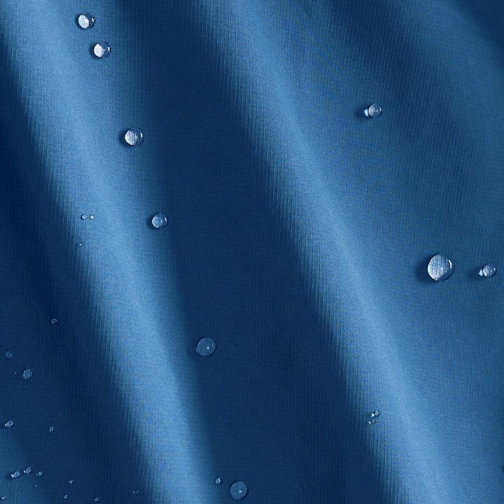 Wassertropfen perlen auf blauem Jackenstoff ab